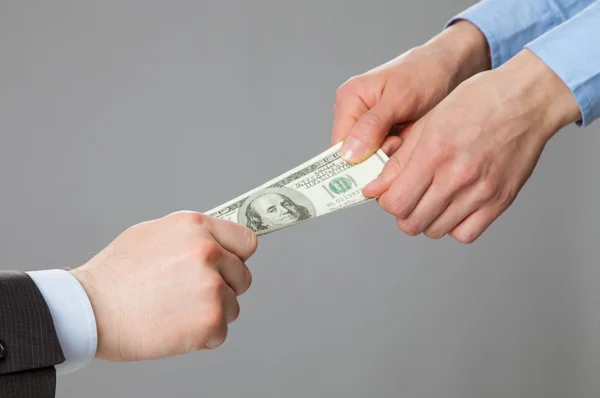 Pessoas mãos puxando dinheiro — Fotografia de Stock