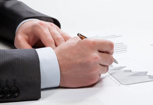 Empresario discutiendo cartas financieras — Foto de Stock