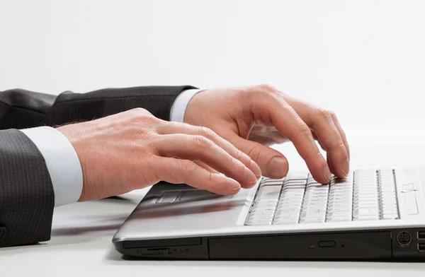 Homem de negócios usando laptop — Fotografia de Stock