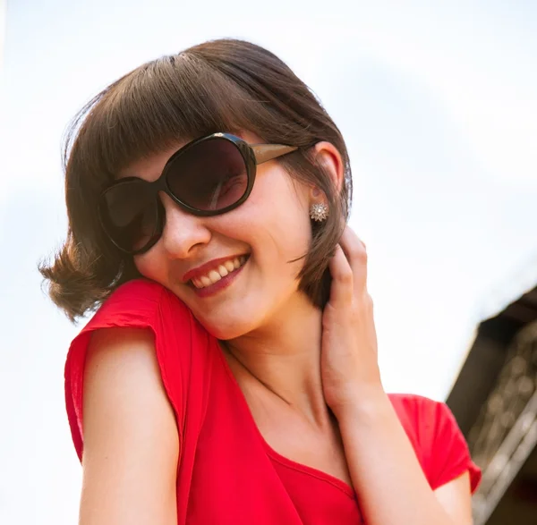 Lächelnde Frau mit Sonnenbrille — Stockfoto