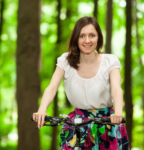 Gelukkig jong meisje op fiets — Stockfoto