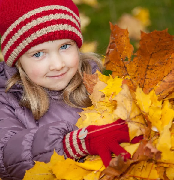 Holčička s podzimní listí — Stock fotografie