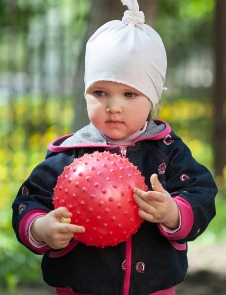 Fille jouer avec une boule rouge — Photo