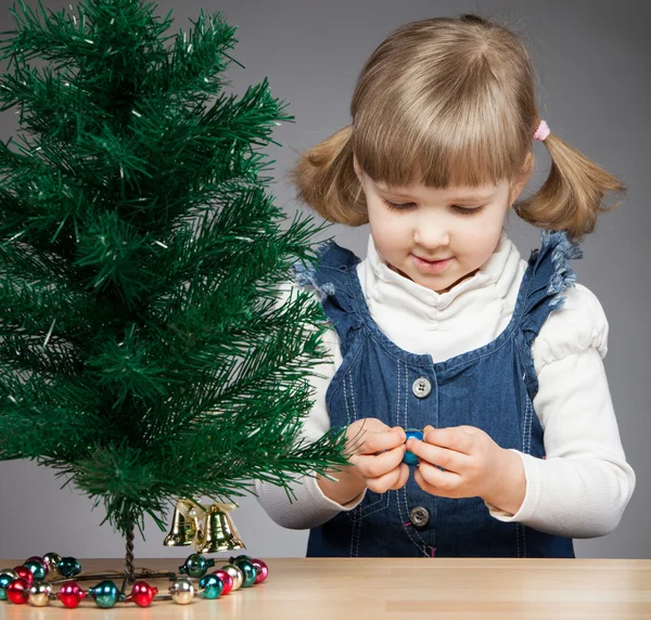 Noel ağacı süsleyen küçük kız — Stok fotoğraf