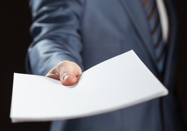 Boş kağıt tutan iş adamı