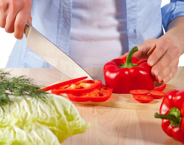 Vrouwelijke handen voorbereiden salade — Stockfoto