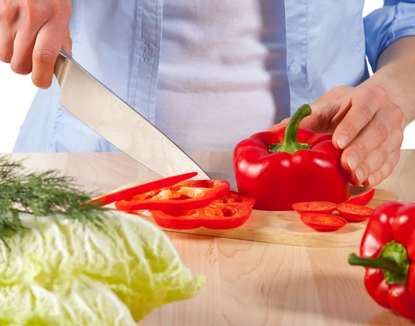 Mani femminili che preparano l'insalata — Foto Stock