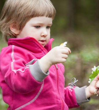 anemon çiçekleri ile kız