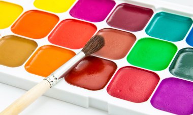 Çok renkli suluboya boyalar