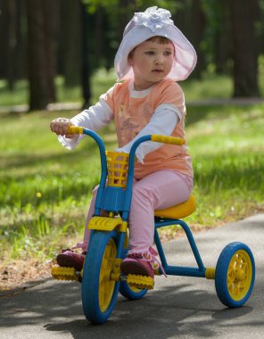 kız bebek üç tekerlekli bisiklet sürmek