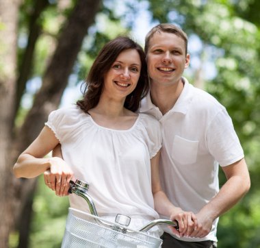 güzel genç bir çift bisiklet üzerinde