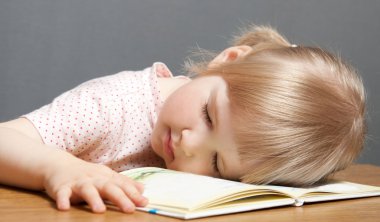 kitap ile kız bebek