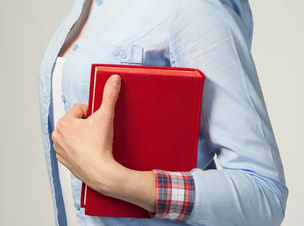 Studentin hält rotes Buch in der Hand — Stockfoto