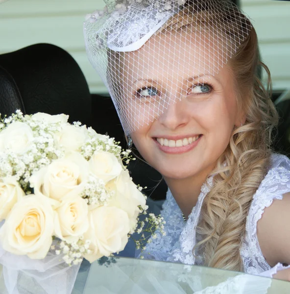Счастливая улыбающаяся невеста — стоковое фото
