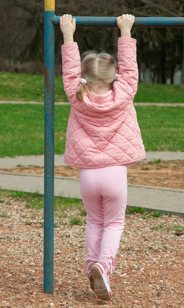 Dziewczyna bawi sie w parku — Zdjęcie stockowe