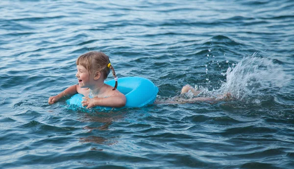 Petite fille natation — Photo