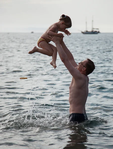 Pai brincando com a pequena filha — Fotografia de Stock