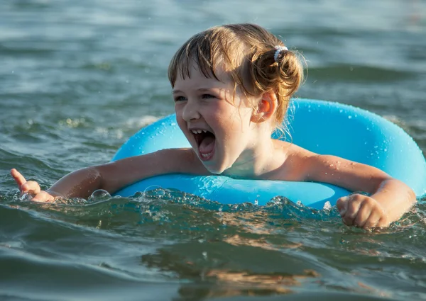 Девочка плавает — стоковое фото