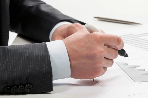 Empresario discutiendo cartas financieras — Foto de Stock