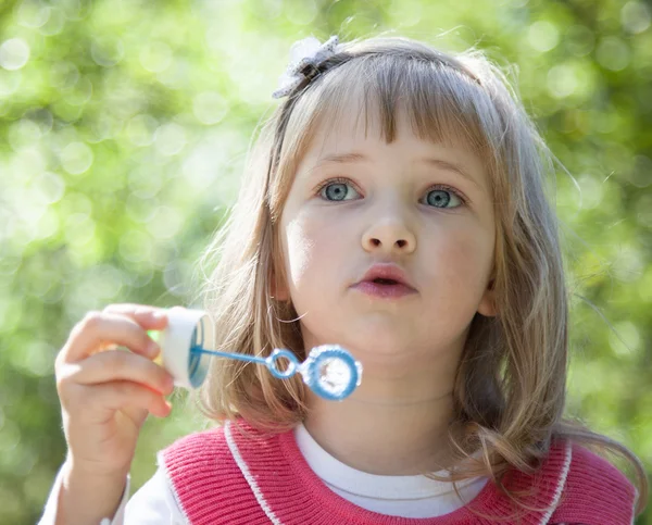 Niña haciendo burbujas de jabón — Foto de Stock