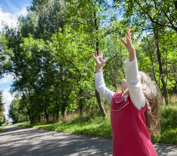 Baby flicka som leker utomhus — Stockfoto