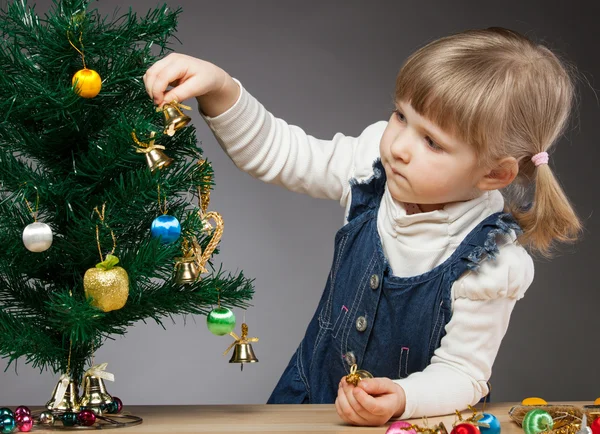 Noel ağacı süsleyen küçük kız — Stok fotoğraf