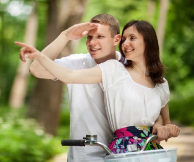 güzel genç bir çift bisiklet üzerinde