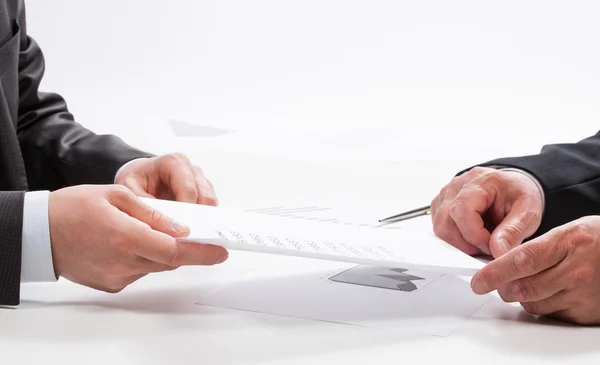 Empresarios discutiendo cartas financieras —  Fotos de Stock