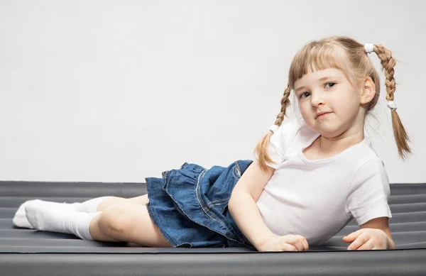 Mädchen liegt auf Bett — Stockfoto