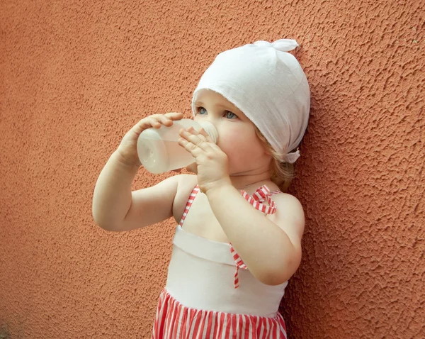 Дитина з пляшкою води — стокове фото