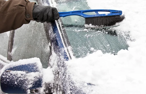 Quitar la nieve del coche — Foto de Stock