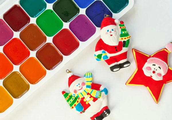 Краски и новогодние игрушки — стоковое фото
