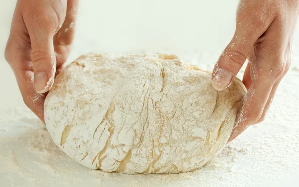 Vrouwelijke handen kneden deeg — Stockfoto