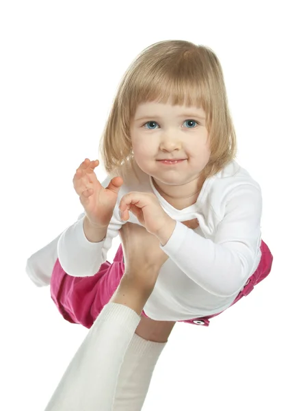Hände, die das lächelnde kleine Mädchen halten — Stockfoto