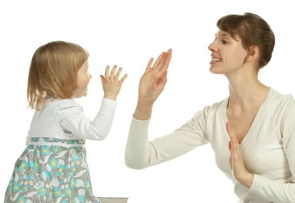 Flicka som leker med mamma hand — Stockfoto