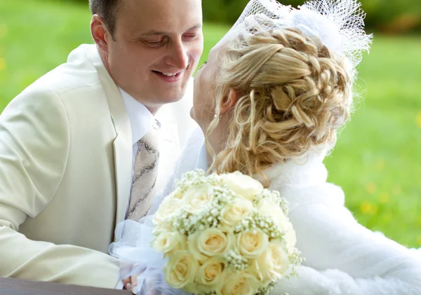 Marié souriant heureux et belle mariée — Photo