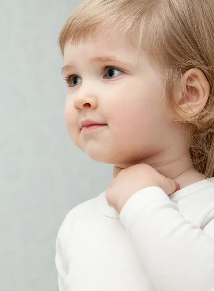 The baby girl is attentive — Stock Photo, Image