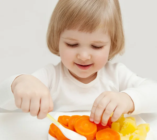 Bebek sebze yemek. — Stok fotoğraf