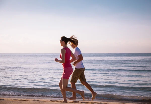 海岸で若いカップルします。 — ストック写真