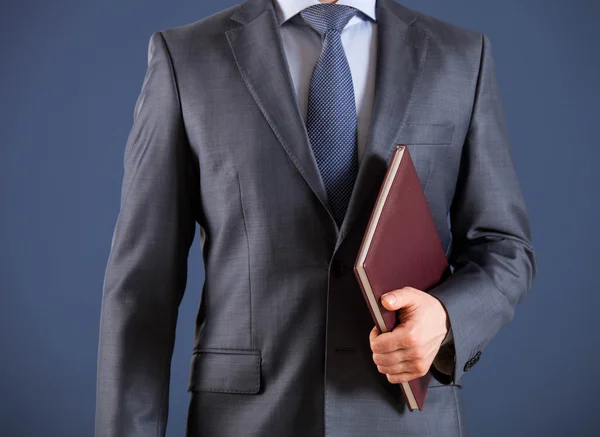 Businessman holding livre — Photo