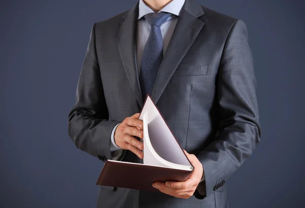 Businessman holding livre — Photo