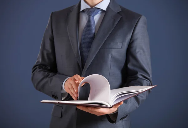 Бизнесмен держит книгу — стоковое фото