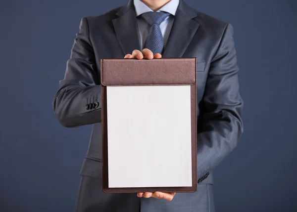 Homme d'affaires avec presse-papiers avec papier blanc — Photo