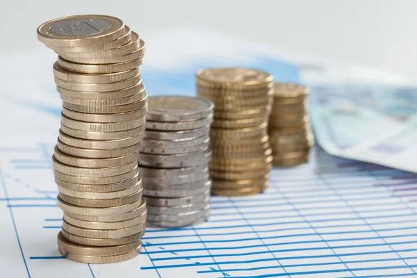 Kolommen van munten op tafel, — Stockfoto