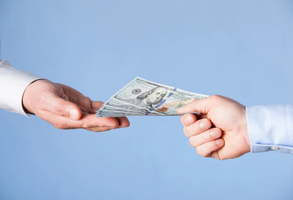 Mänskliga händer utbyte pengar — Stockfoto