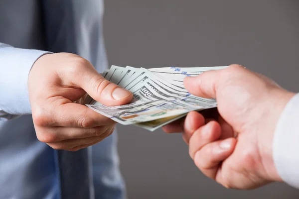 insan alışverişi para eller