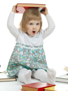 Kitaplı küçük kız.