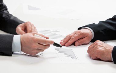 Mali çizelgeleri tartışırken iş adamları