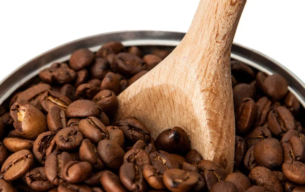 Granos de café en una cuchara de madera — Foto de Stock