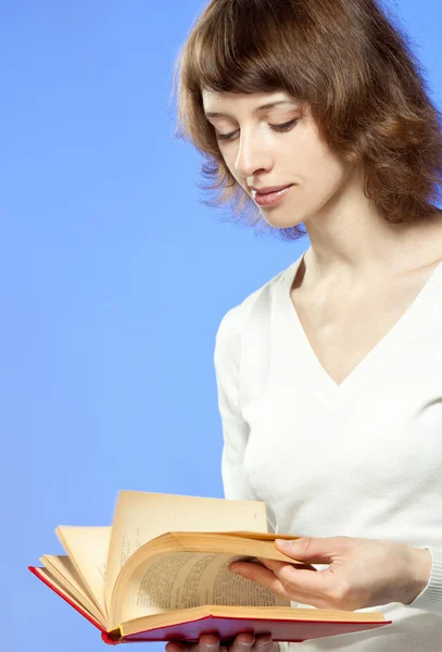 Schattig meisje met een boek — Stockfoto